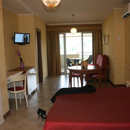 Residence Miralago Rooms & Apartments Manerba del Garda Exterior foto